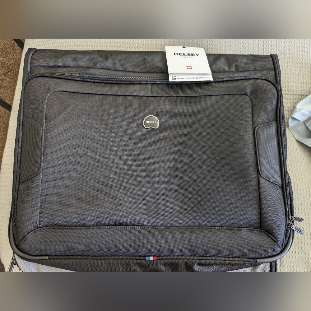 NWT, BLACK, DELSEY 45" DELUXE GARMENT COVER.